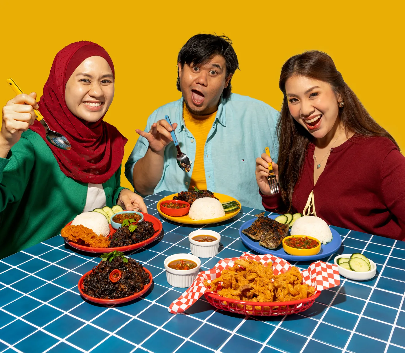 Tiga sekawan tersenyum di meja penuh hidangan Tiga Budak Gemok: nasi ayam kicap, ikan kicap, daging kicap dan sambal gesek