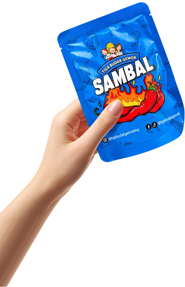 Tangan memegang Sambal TBG dalam pouch